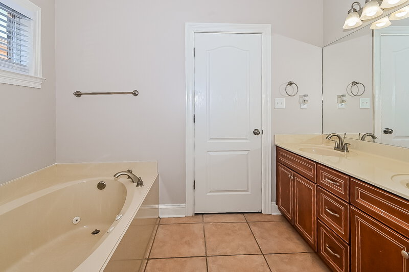2,125/Mo, 4929 Rosebrook Cir W Southaven, MS 38672 Main Bathroom View