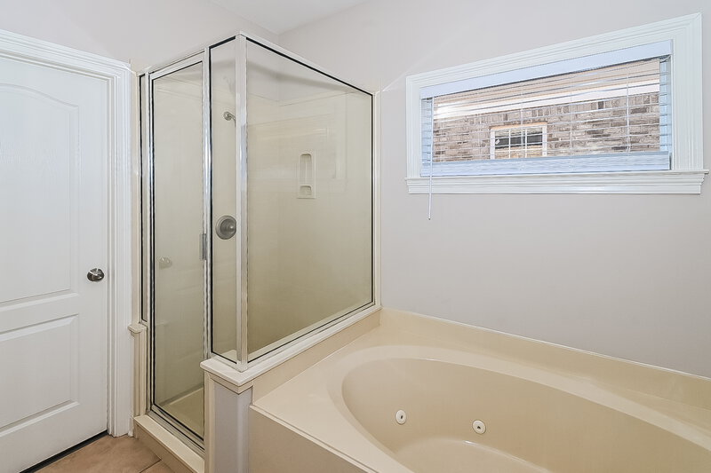 2,125/Mo, 4929 Rosebrook Cir W Southaven, MS 38672 Main Bathroom View 2