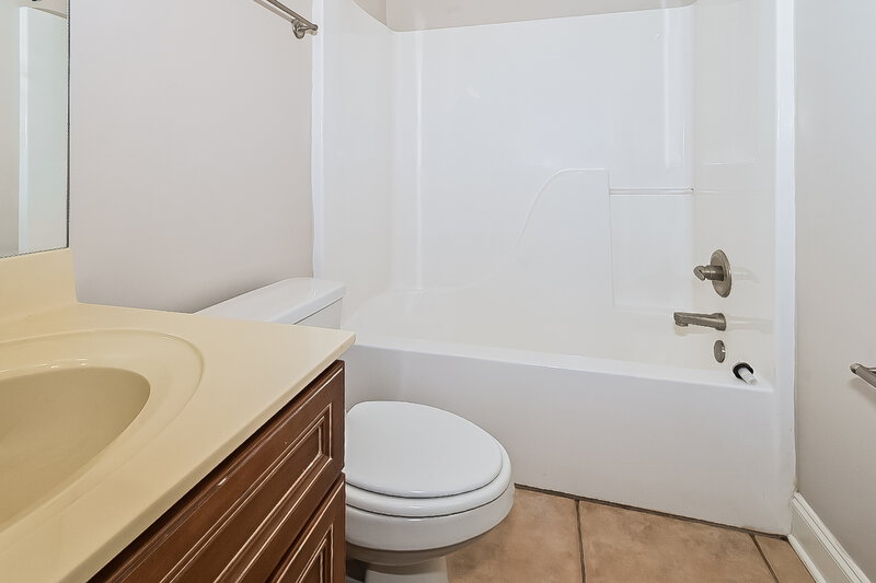 2,125/Mo, 4929 Rosebrook Cir W Southaven, MS 38672 Bathroom View