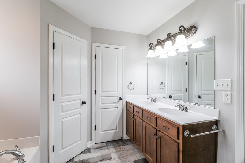 1,940/Mo, 4213 St Anne Cove Southaven, MS 38672 Main Bathroom View