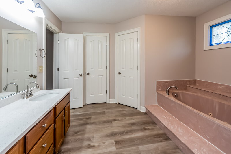 1,900/Mo, 7565 Woody Hollow Cove Memphis, TN 38125 Main Bathroom View