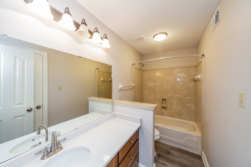 1,900/Mo, 7565 Woody Hollow Cove Memphis, TN 38125 Bathroom View
