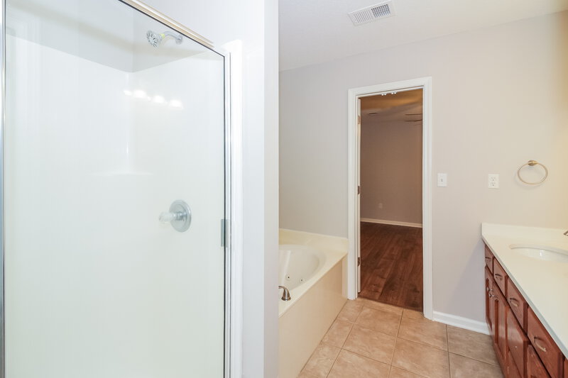 1,890/Mo, 824 W E Ross Pkwy Southaven, MS 38671 Main Bathroom View 2