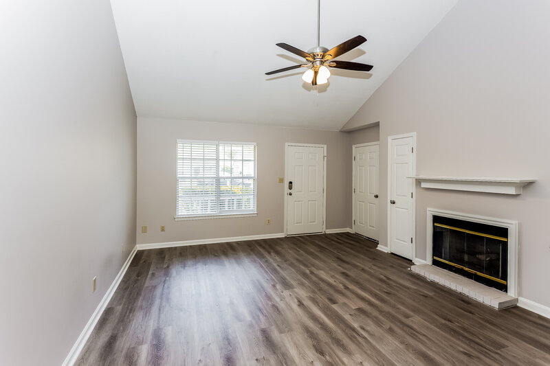 1,570/Mo, 7043 Hampton Dr Horn Lake, MS 38637 Living Room View