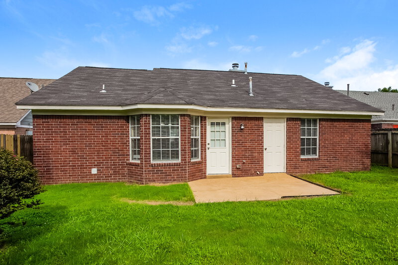 1,570/Mo, 7043 Hampton Dr Horn Lake, MS 38637 Rear View