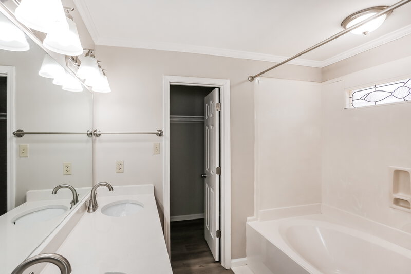 2,110/Mo, 5080 Kennet Ct Memphis, TN 38141 Main Bathroom View