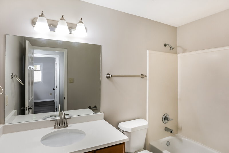 2,110/Mo, 5080 Kennet Ct Memphis, TN 38141 Bathroom View