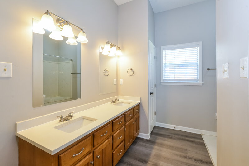 1,990/Mo, 6926 Dovefield Ln Bartlett, TN 38135 Main Bathroom View