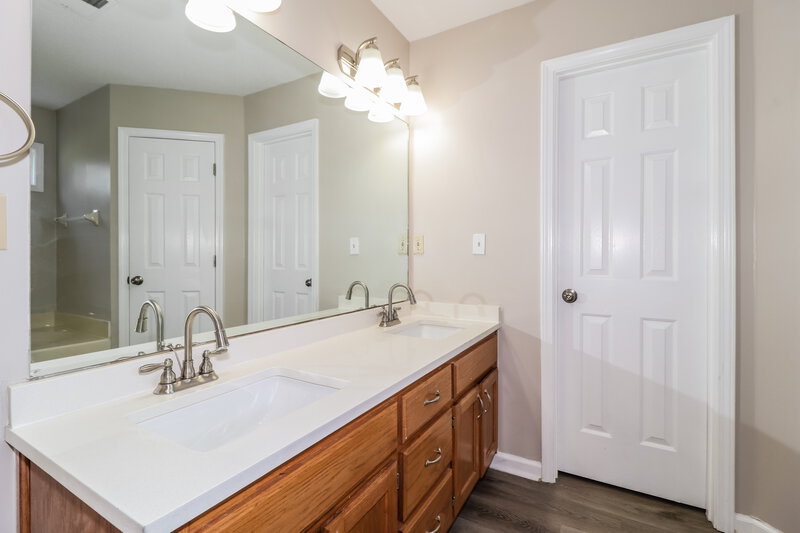 2,050/Mo, 2575 Country Glade Cv S Cordova, TN 38016 Main Bathroom View