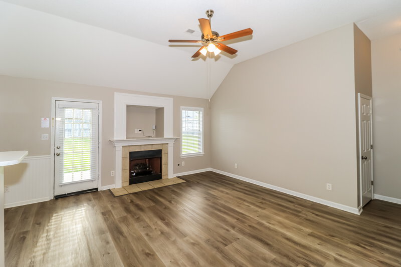 2,165/Mo, 5201 Melanie Creek Cove Arlington, TN 38002 Living Room View 2