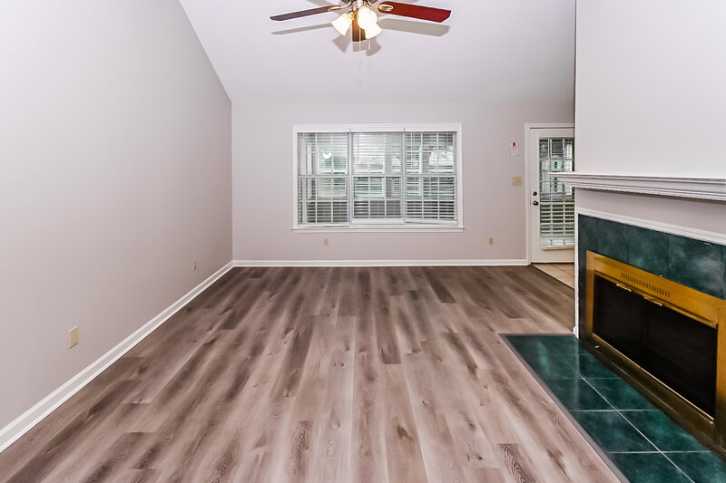 2,200/Mo, 147 N Parkway St Hernando, MS 38632 Living Room View