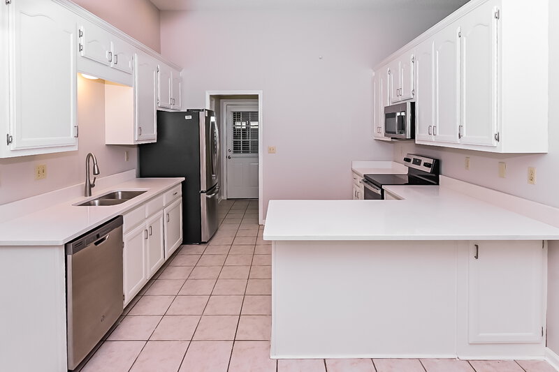 2,200/Mo, 147 N Parkway St Hernando, MS 38632 Kitchen View