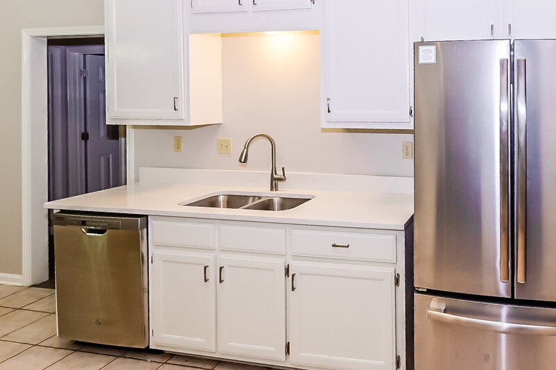 2,200/Mo, 147 N Parkway St Hernando, MS 38632 Kitchen View 2