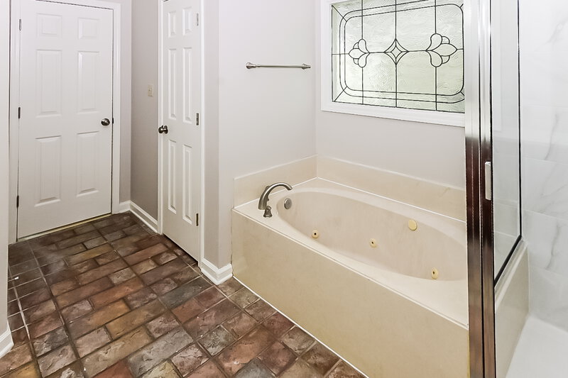 2,200/Mo, 147 N Parkway St Hernando, MS 38632 Main Bathroom View