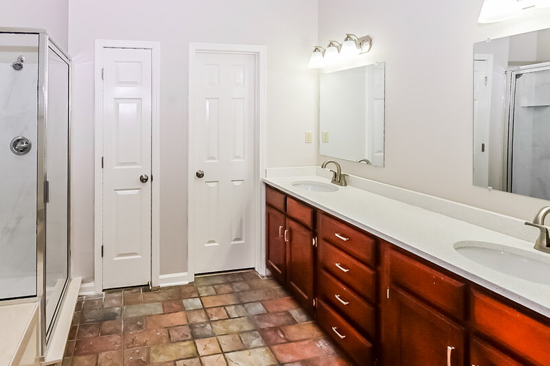 2,200/Mo, 147 N Parkway St Hernando, MS 38632 Bathroom View 2