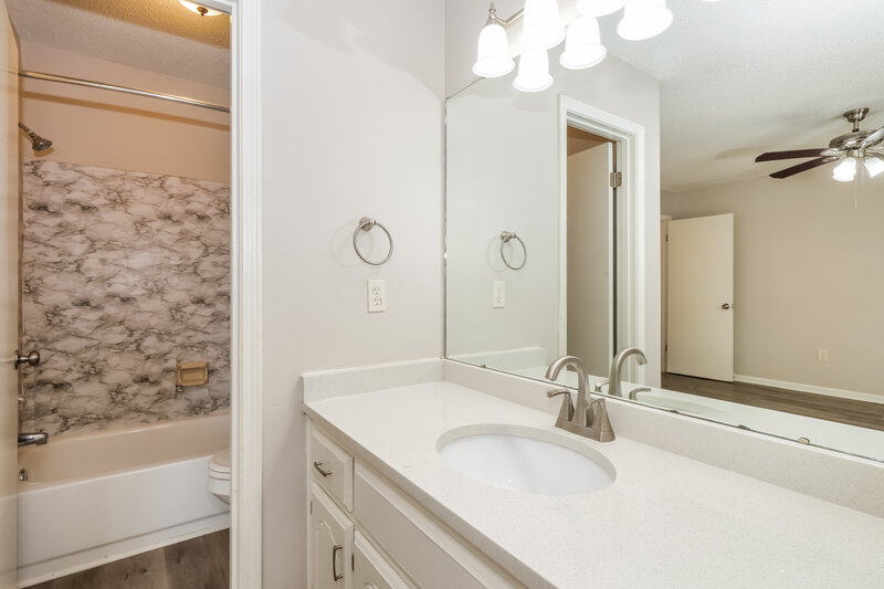 1,550/Mo, 2106 Charles Bryan Rd Memphis, TN 38133 Main Bathroom View