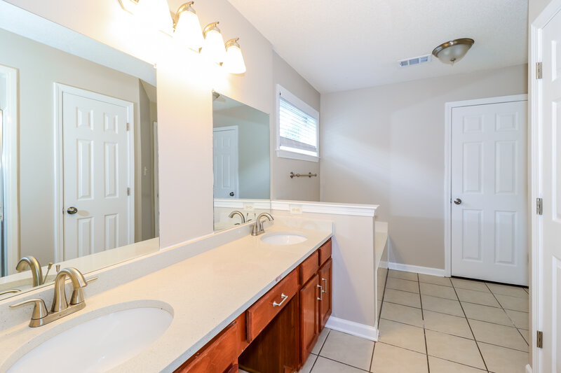 2,095/Mo, 8330 Trondheim Dr Cordova, TN 38018 Main Bathroom View