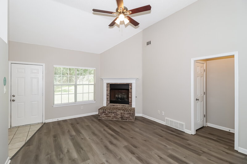 1,645/Mo, 185 Village Dr Oakland, TN 38060 Living Room View 2