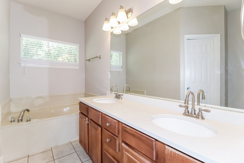 1,645/Mo, 185 Village Dr Oakland, TN 38060 Main Bathroom View