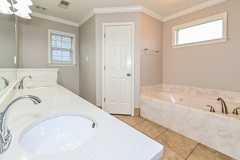 2,375/Mo, 5899 Michaelson Dr Olive Branch, MS 38654 Main Bathroom View