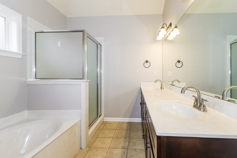 1,970/Mo, 3714 Harvest Tree Cove Southaven, MS 38672 Main Bathroom View