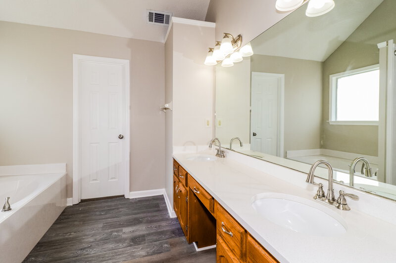 2,240/Mo, 3426 Post Elm Ln Bartlett, TN 38133 Main Bathroom View