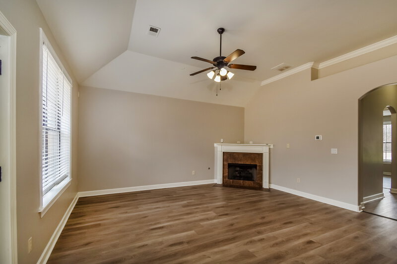 2,375/Mo, 6010 Abigail Bluffs Cove Bartlett, TN 38135 Living Room View