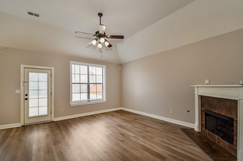 2,375/Mo, 6010 Abigail Bluffs Cove Bartlett, TN 38135 Living Room View 2