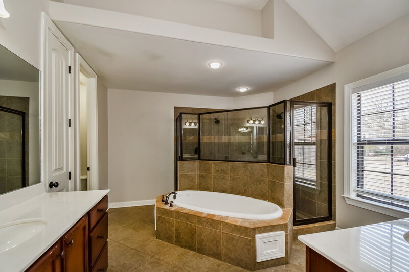 2,375/Mo, 6010 Abigail Bluffs Cove Bartlett, TN 38135 Main Bathroom View