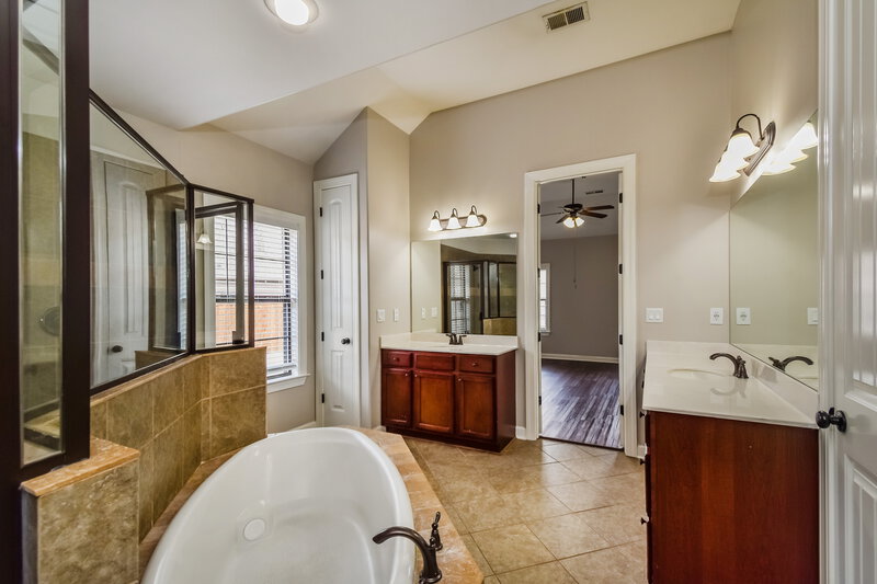 2,375/Mo, 6010 Abigail Bluffs Cove Bartlett, TN 38135 Main Bathroom View 2