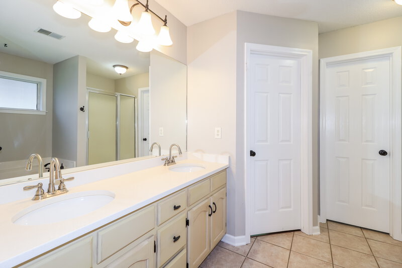 2,450/Mo, 3145 Big Ben S Hernando, MS 38632 Main Bathroom View