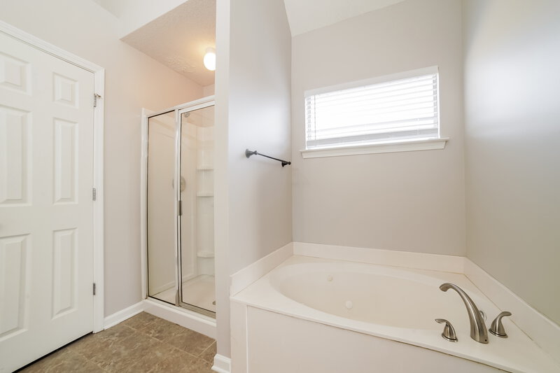 2,300/Mo, 5915 Landau Dr Southaven, MS 38671 Main Bathroom View