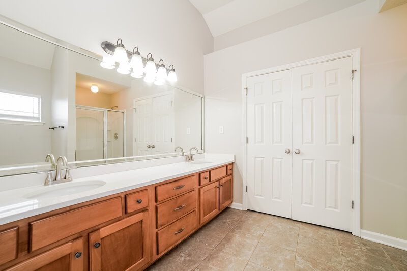 2,300/Mo, 5915 Landau Dr Southaven, MS 38671 Main Bathroom View 2