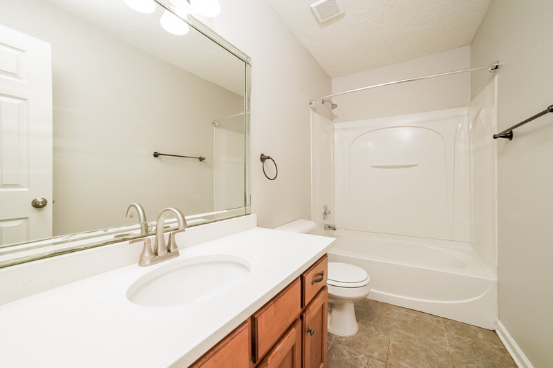 2,300/Mo, 5915 Landau Dr Southaven, MS 38671 Bathroom View