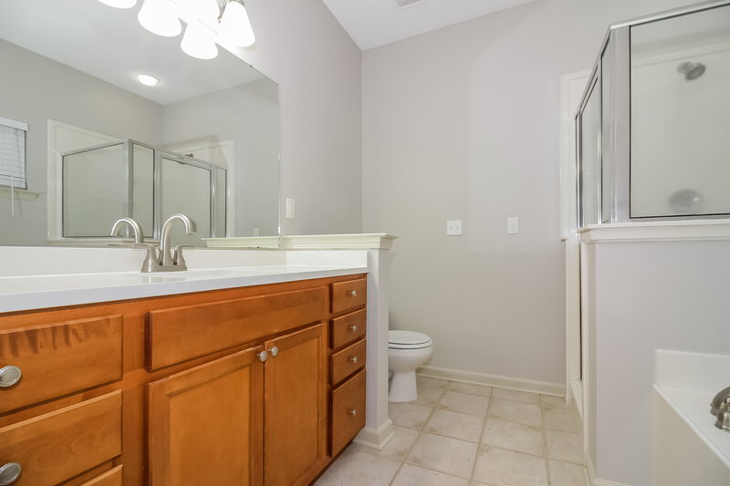 1,815/Mo, 1254 Carlton Ridge Dr Cordova, TN 38018 Main Bathroom View
