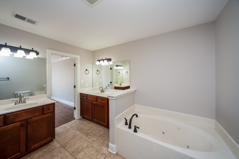 2,760/Mo, 1406 Lake Front Dr E Hernando, MS 38632 Main Bathroom View