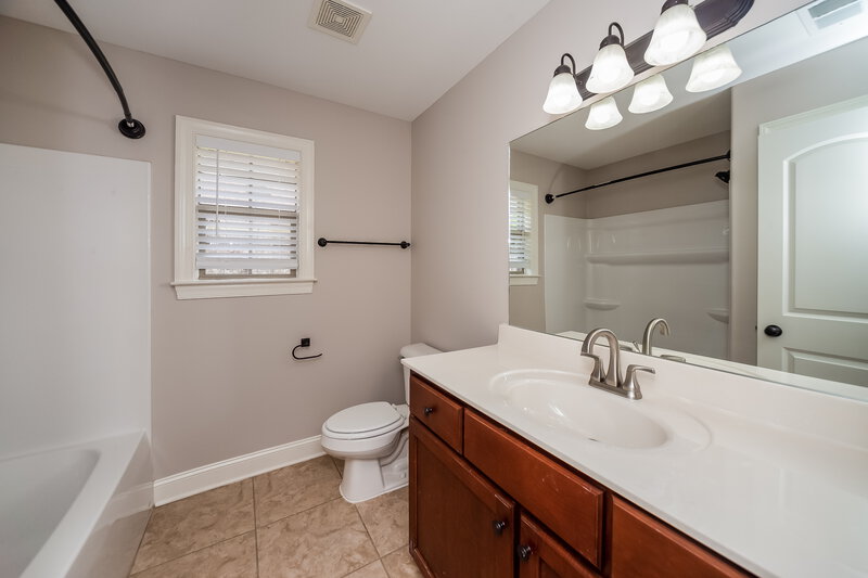 2,760/Mo, 1406 Lake Front Dr E Hernando, MS 38632 Bathroom View