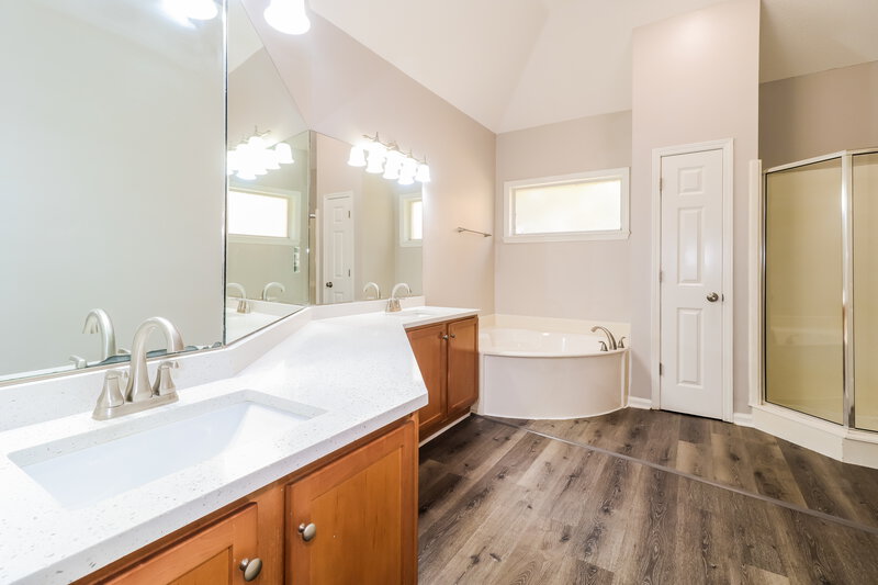 1,870/Mo, 9168 Acadia Pl Cordova, TN 38018 Main Bathroom View