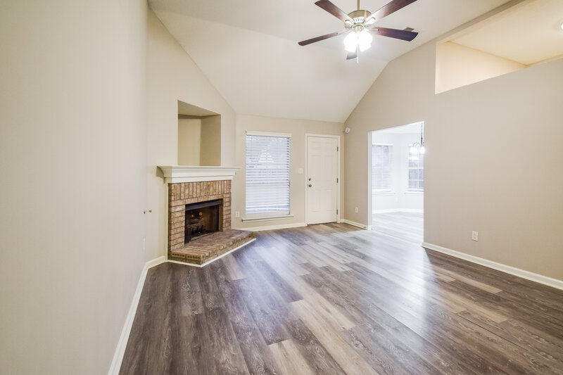 1,935/Mo, 10283 Green Moss Dr N Cordova, TN 38018 Living Room View 2