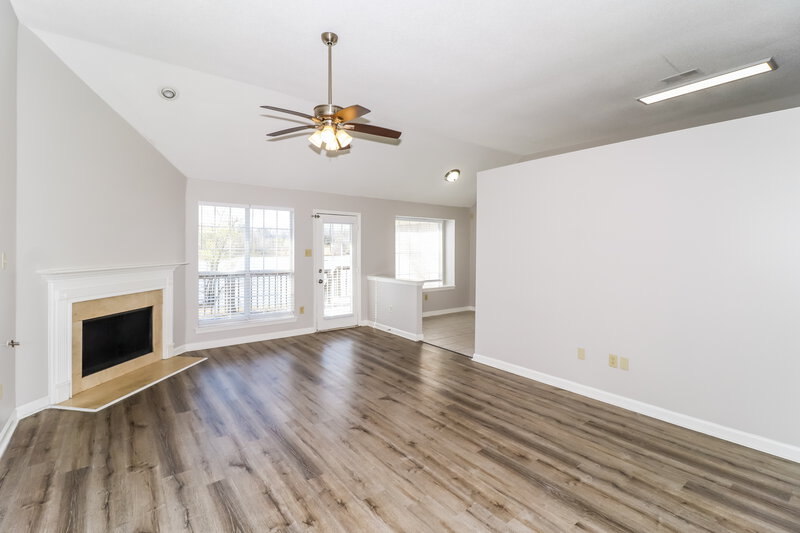2,850/Mo, 6175 Lakefront Horn Lake, MS 38637 Living Room View