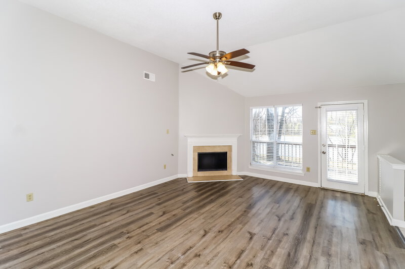 2,850/Mo, 6175 Lakefront Horn Lake, MS 38637 Living Room View 2
