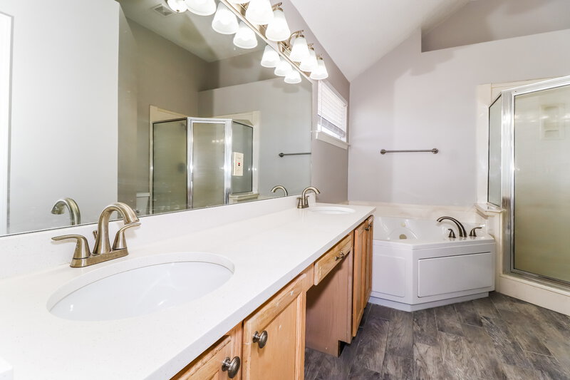 2,850/Mo, 6175 Lakefront Horn Lake, MS 38637 Main Bathroom View