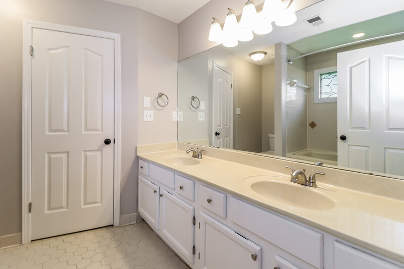 1,905/Mo, 1366 Sandy Stone Ln Cordova, TN 38016 Main Bathroom View