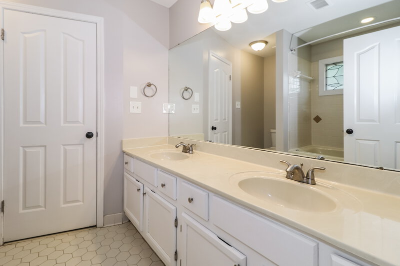 1,805/Mo, 1366 Sandy Stone Ln Cordova, TN 38016 Main Bathroom View