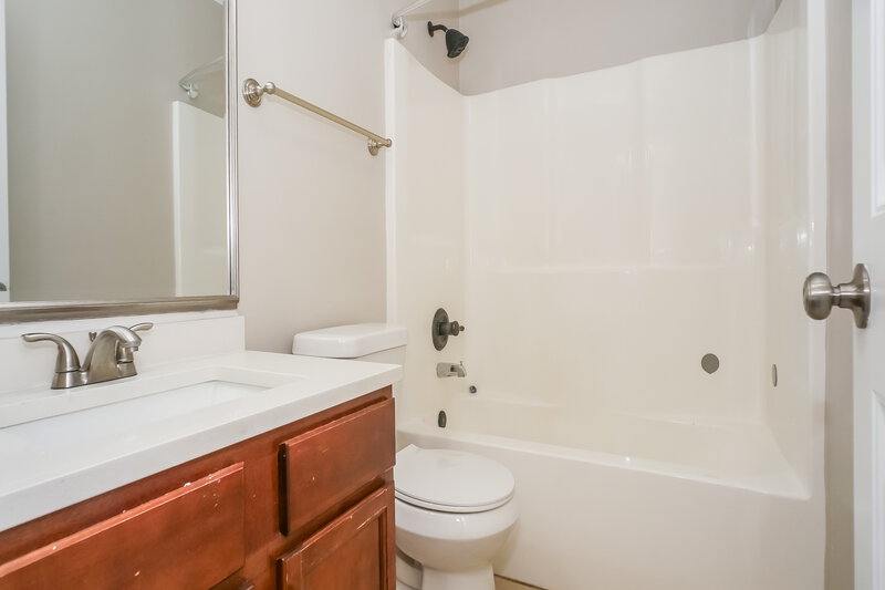 1,795/Mo, 275 Birch Springs Cv Oakland, TN 38060 Bathroom View 2