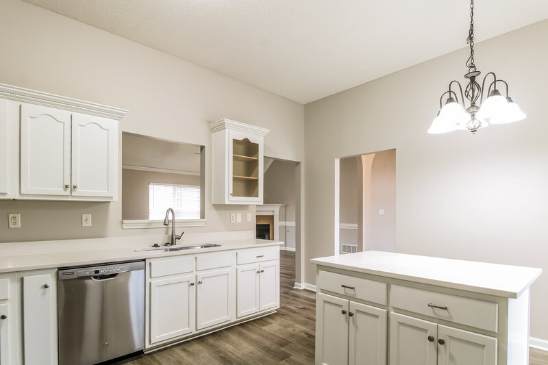 1,815/Mo, 5542 Kings Retreat Drive E Horn Lake, MS 38637 Kitchen View 2