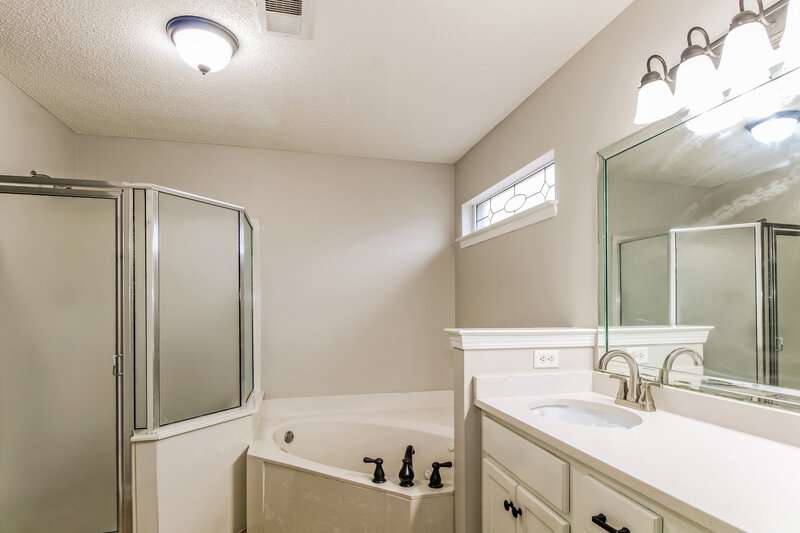 1,815/Mo, 5542 Kings Retreat Drive E Horn Lake, MS 38637 Main Bathroom View