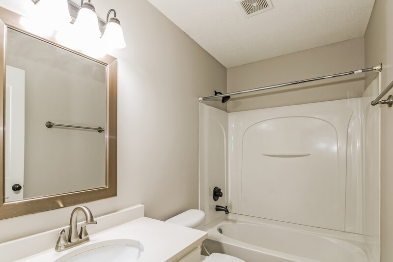 1,815/Mo, 5542 Kings Retreat Drive E Horn Lake, MS 38637 Bathroom View