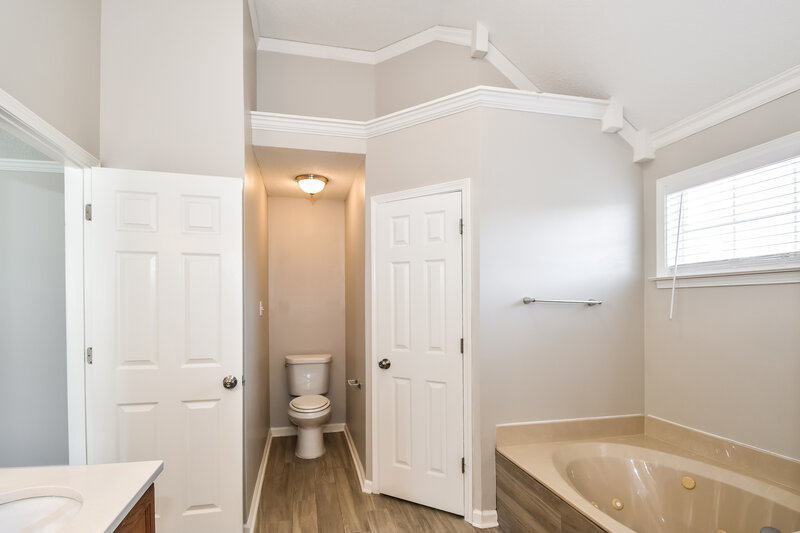 1,630/Mo, 752 N Ericson Rd Cordova, TN 38018 Main Bathroom View 2