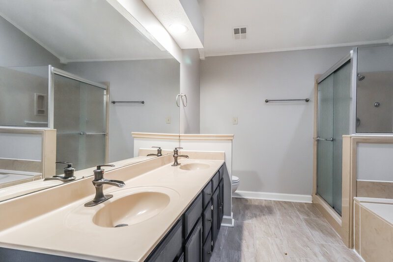 1,935/Mo, 6665 Millgrove Park Dr Bartlett, TN 38135 Main Bathroom View